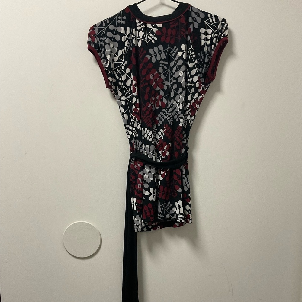 Pretty Merona Cranberry Grey & White Leaf Design On Black Cool Comfort Top! - Picture 5 of 13